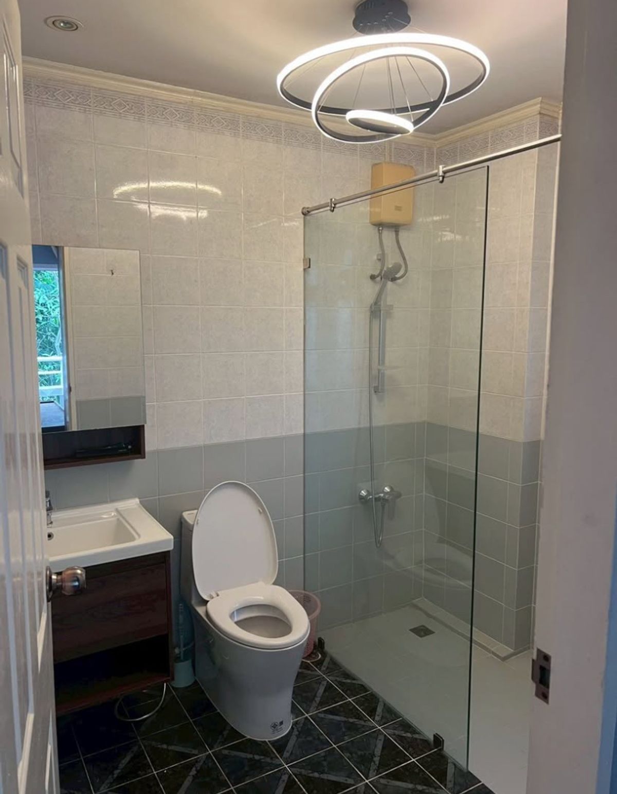 For RentHousePhutthamonthon, Salaya : Rent a waterfront house Krisada Marina, comes with Glasshouse, a private waterfront near Central Salaya.