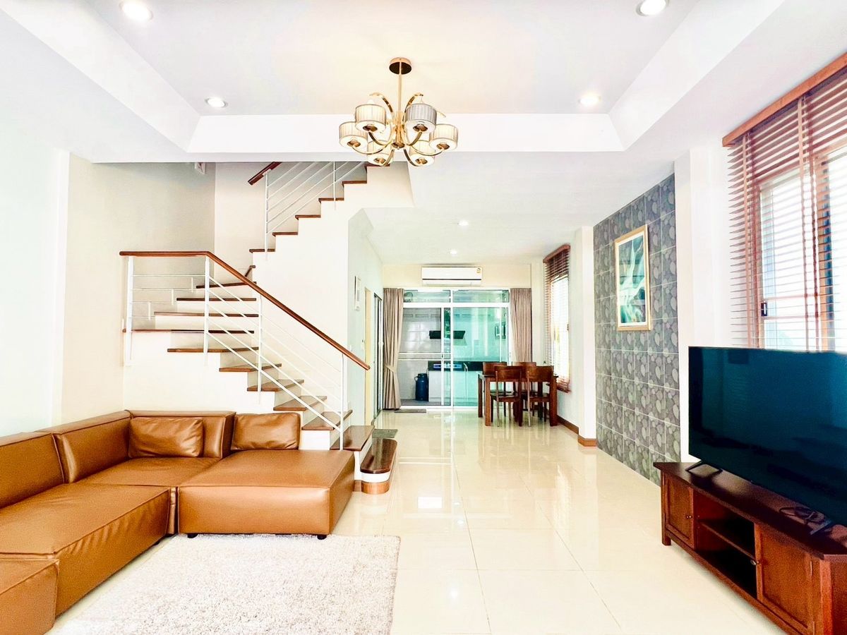 For RentTownhomePattanakan, Srinakarin : Rent a house in the middle of the city of Erbanian Srinakarin /3 -story townhome, 24 sq.w., complete with 35,000 baht /month.