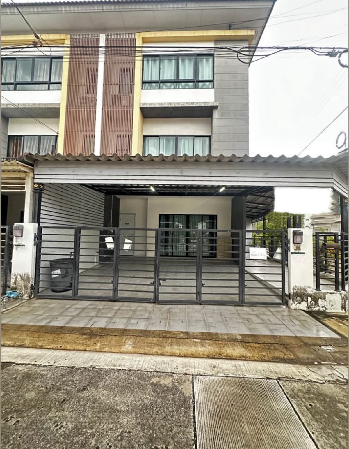 For RentTownhomeRattanathibet, Sanambinna : Townhome rental/Home Office The Connect Up3 Rattanathibet, opposite Central Rattanathibet, Nonthaburi intersection, can walk.