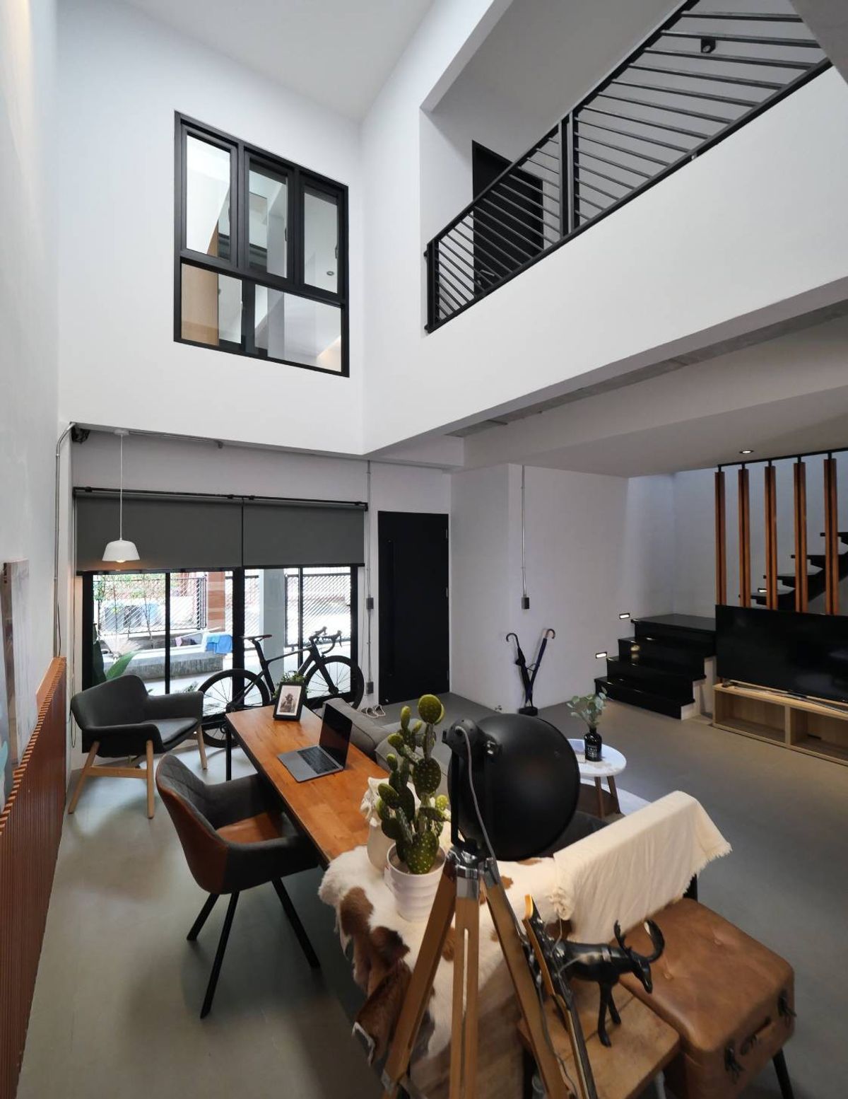 HouseSukhumvit, Asoke, Thonglor : 📢👇Sell with tenant 30 Sep 28
Newly Renovated Home in the Heart of Sukhumvit 49. Loft-style with a private Outdoor Jacuzzi. Perfect as a stylish residence or a smart investment opportunity