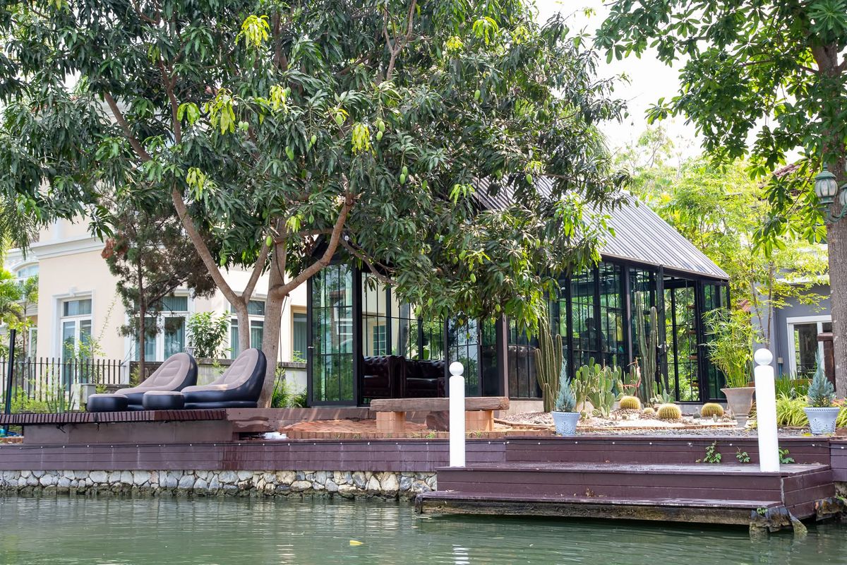 For RentHousePhutthamonthon, Salaya : Rent a waterfront house Krisada Marina, comes with Glasshouse, a private waterfront near Central Salaya.