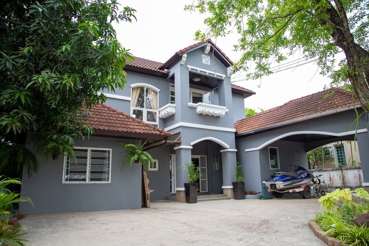 For RentHousePhutthamonthon, Salaya : Rent a waterfront house Krisada Marina, comes with Glasshouse, a private waterfront near Central Salaya.