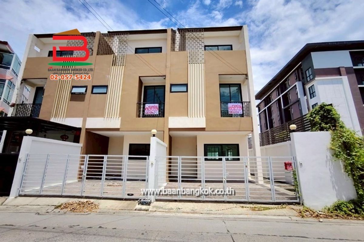 ขายทาวน์โฮมโชคชัย4 ลาดพร้าว71 : ทาวน์โฮม หลังริม ซอยลาดพร้าว 96 เนื้อที่ 25 ตรว. ถนนลาดพร้าว แขวงพลับพลา เขตวังทองหลาง กรุงเทพมหานคร