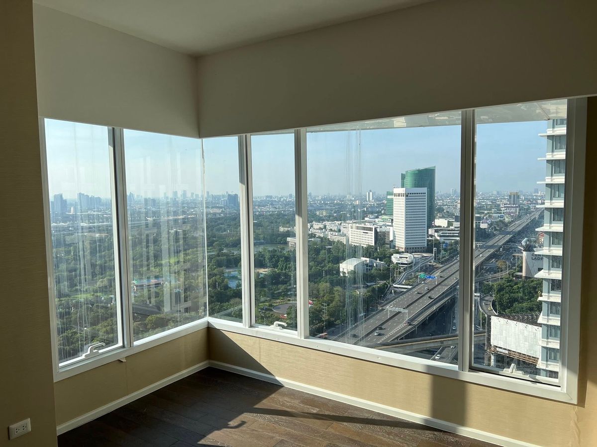 ให้เช่าคอนโดลาดพร้าว เซ็นทรัลลาดพร้าว : For Rent: Corner Unit Condo at The Saint Residences 2 Bedrooms | 2 Bathrooms