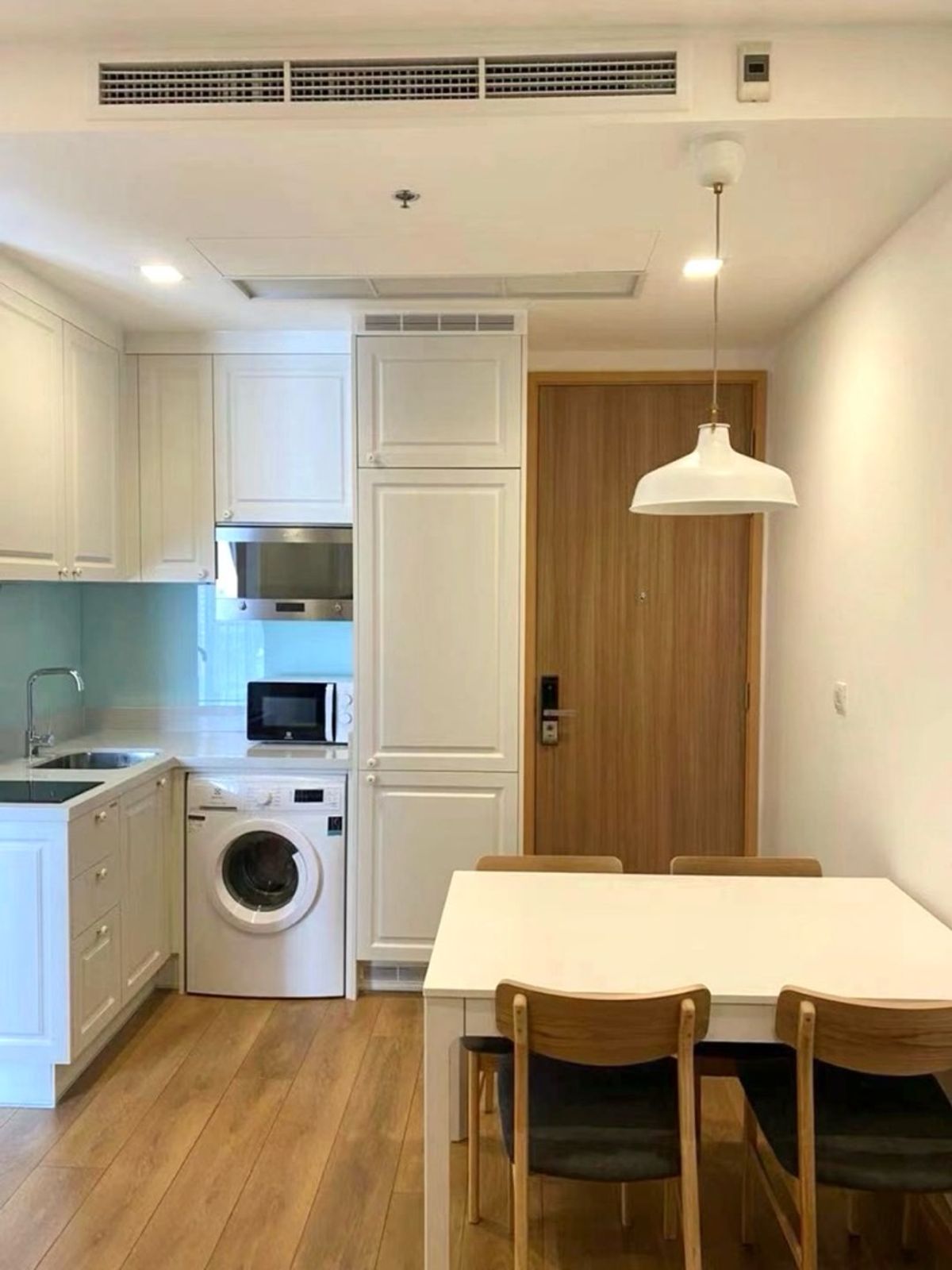For RentCondoSukhumvit, Asoke, Thonglor : ⭐️ Rent a NOBLE BE33 🔥 Horse price 🛋️ Fire ready to move in. 🛁 There is a bathtub