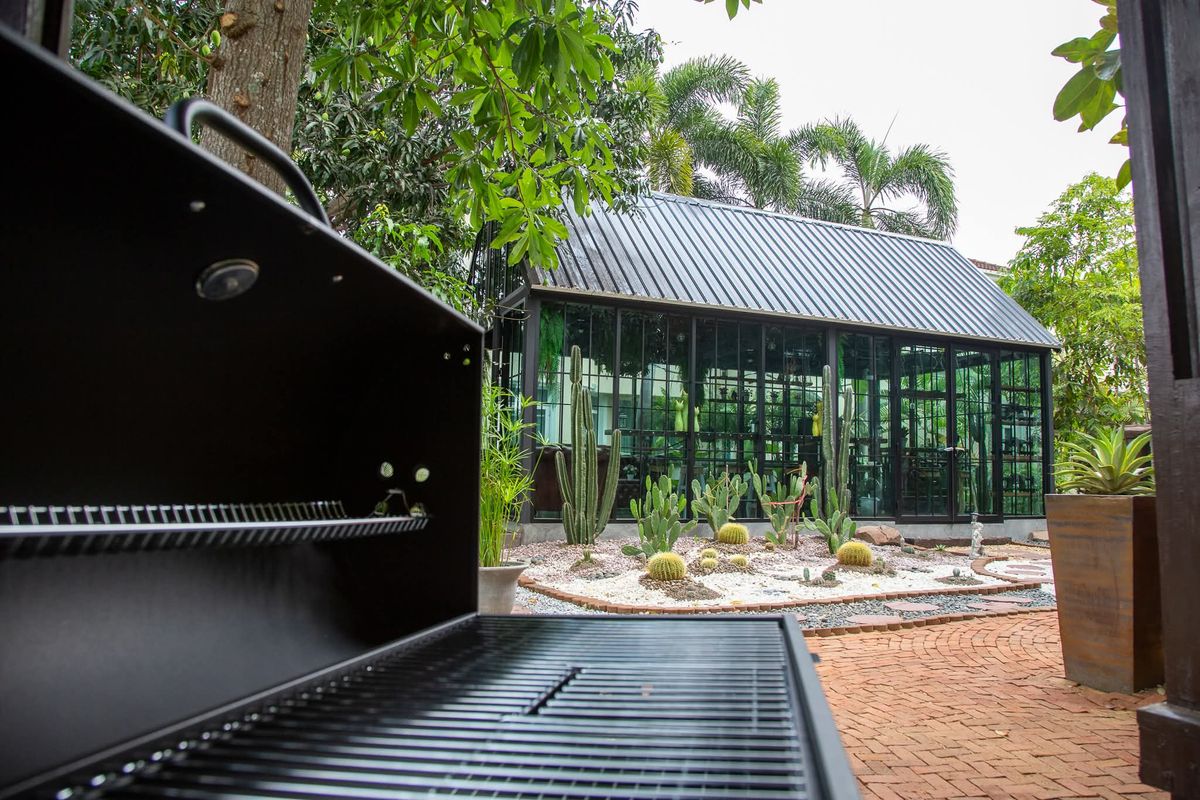 For RentHousePhutthamonthon, Salaya : Rent a waterfront house Krisada Marina, comes with Glasshouse, a private waterfront near Central Salaya.