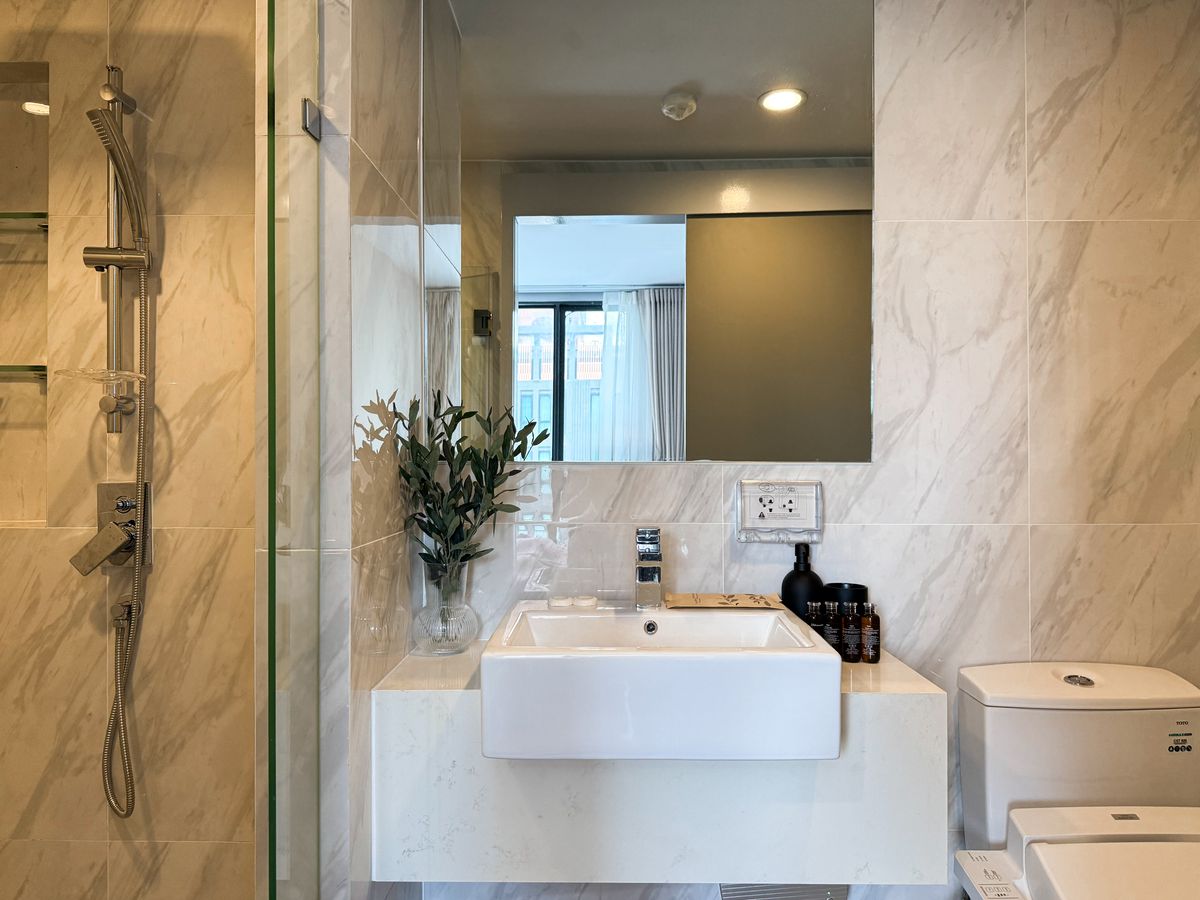 For RentCondoSukhumvit, Asoke, Thonglor : 🔥Urgent Rental🔥 Ideo Mobi Sukhumvit 40, pool view, beautiful room, luxuriously decorated, fully furnished, ready to move in immediately.