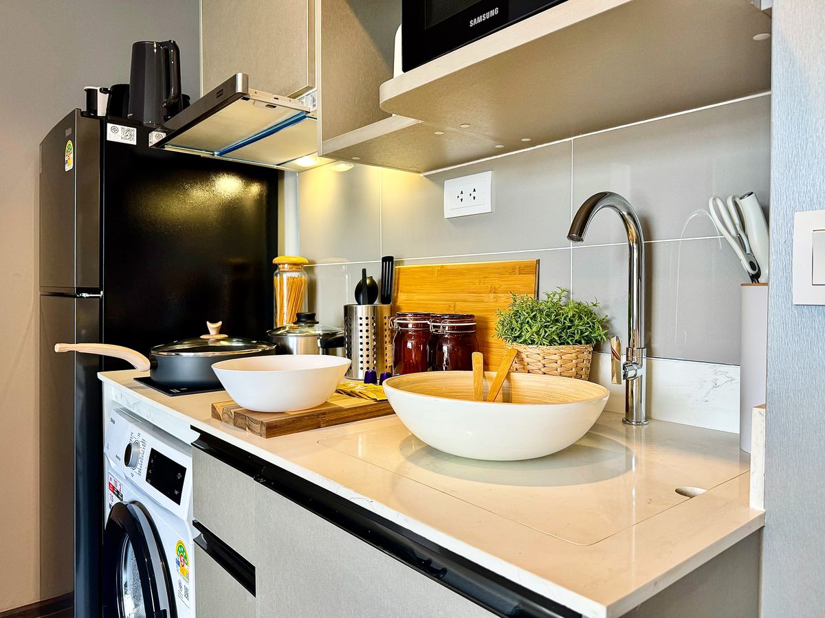 For RentCondoSukhumvit, Asoke, Thonglor : 🔥Urgent Rental🔥 Ideo Mobi Sukhumvit 40, pool view, beautiful room, luxuriously decorated, fully furnished, ready to move in immediately.