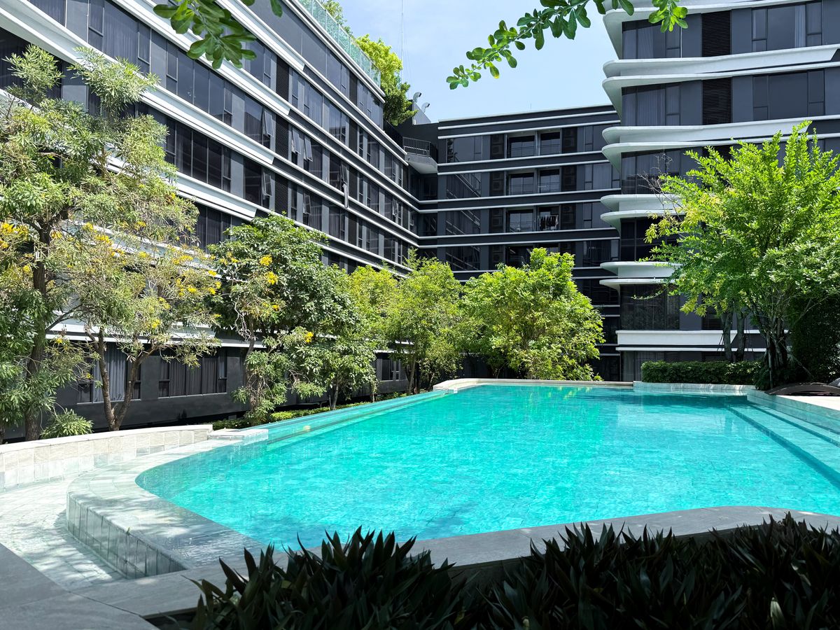 For RentCondoSukhumvit, Asoke, Thonglor : 🔥Urgent Rental🔥 Ideo Mobi Sukhumvit 40, pool view, beautiful room, luxuriously decorated, fully furnished, ready to move in immediately.
