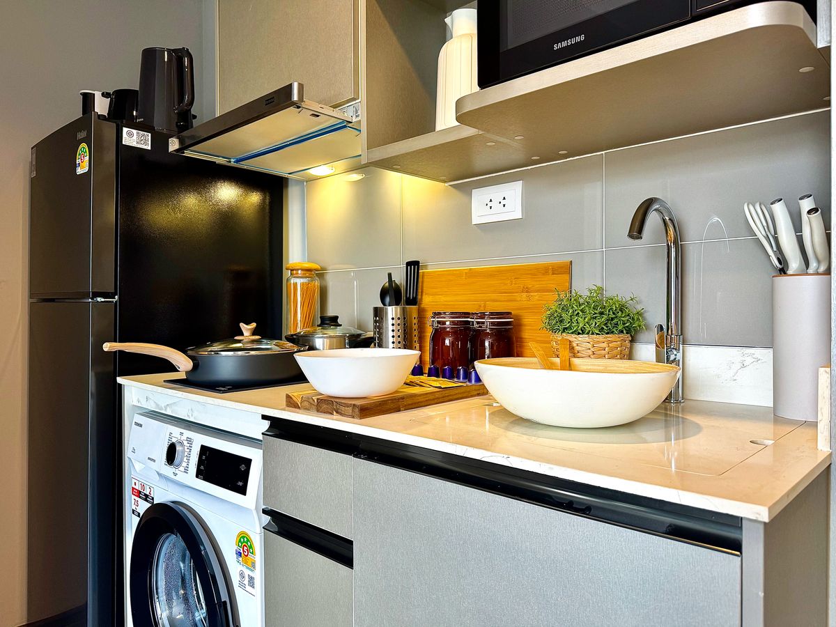 For RentCondoSukhumvit, Asoke, Thonglor : 🔥Urgent Rental🔥 Ideo Mobi Sukhumvit 40, pool view, beautiful room, luxuriously decorated, fully furnished, ready to move in immediately.