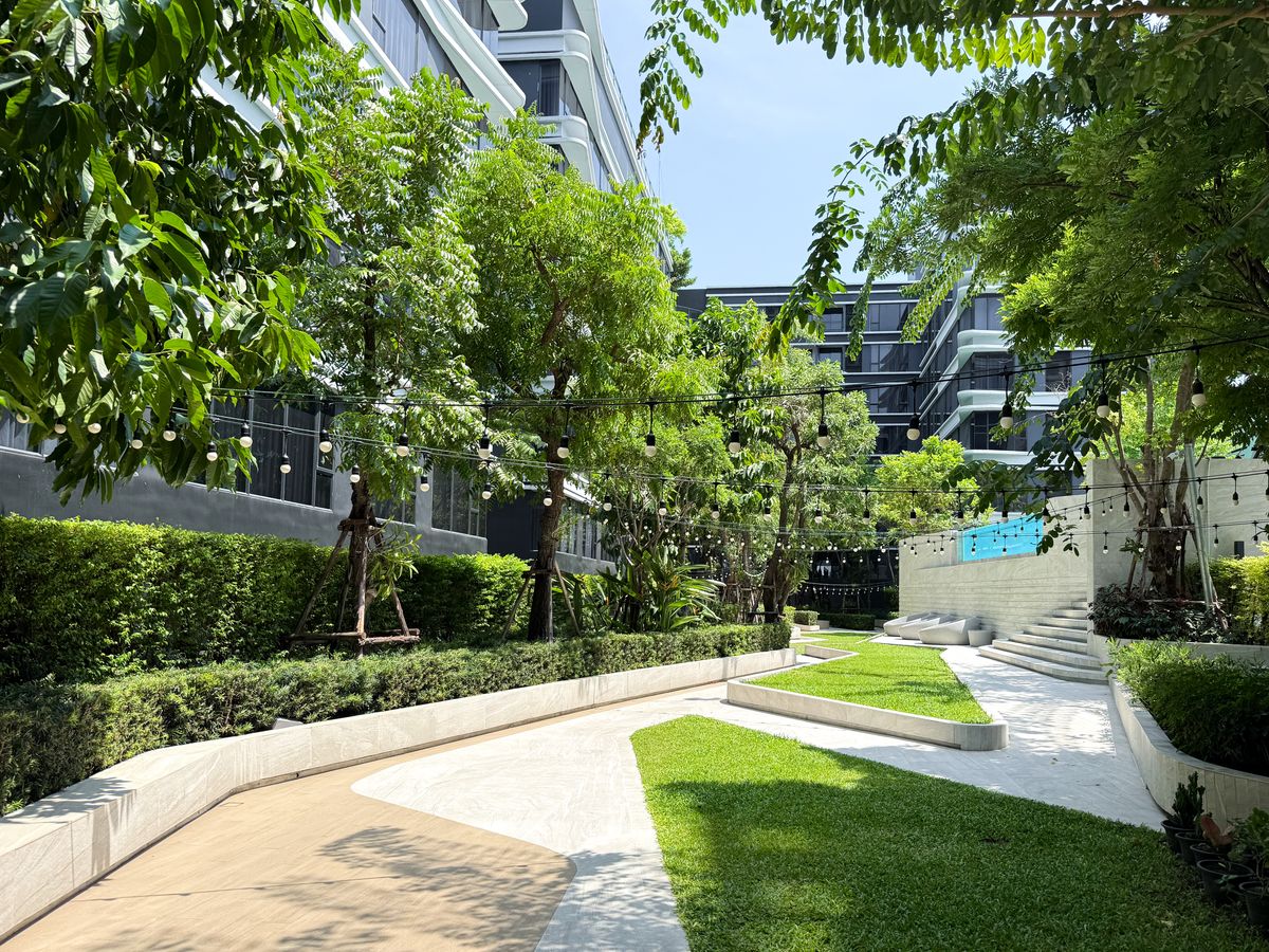 For RentCondoSukhumvit, Asoke, Thonglor : 🔥Urgent Rental🔥 Ideo Mobi Sukhumvit 40, pool view, beautiful room, luxuriously decorated, fully furnished, ready to move in immediately.