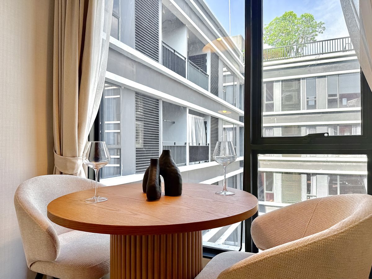 For RentCondoSukhumvit, Asoke, Thonglor : 🔥Urgent Rental🔥 Ideo Mobi Sukhumvit 40, pool view, beautiful room, luxuriously decorated, fully furnished, ready to move in immediately.