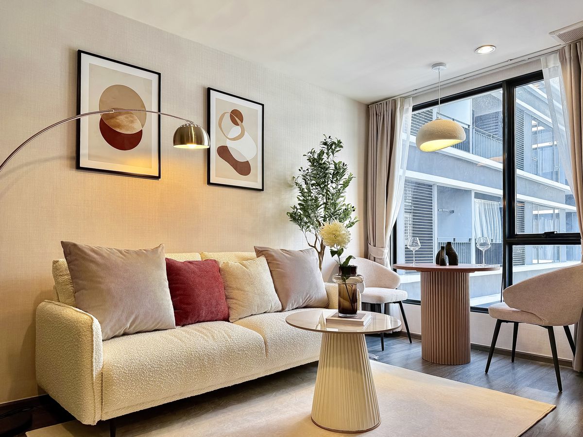 For RentCondoSukhumvit, Asoke, Thonglor : 🔥Urgent Rental🔥 Ideo Mobi Sukhumvit 40, pool view, beautiful room, luxuriously decorated, fully furnished, ready to move in immediately.