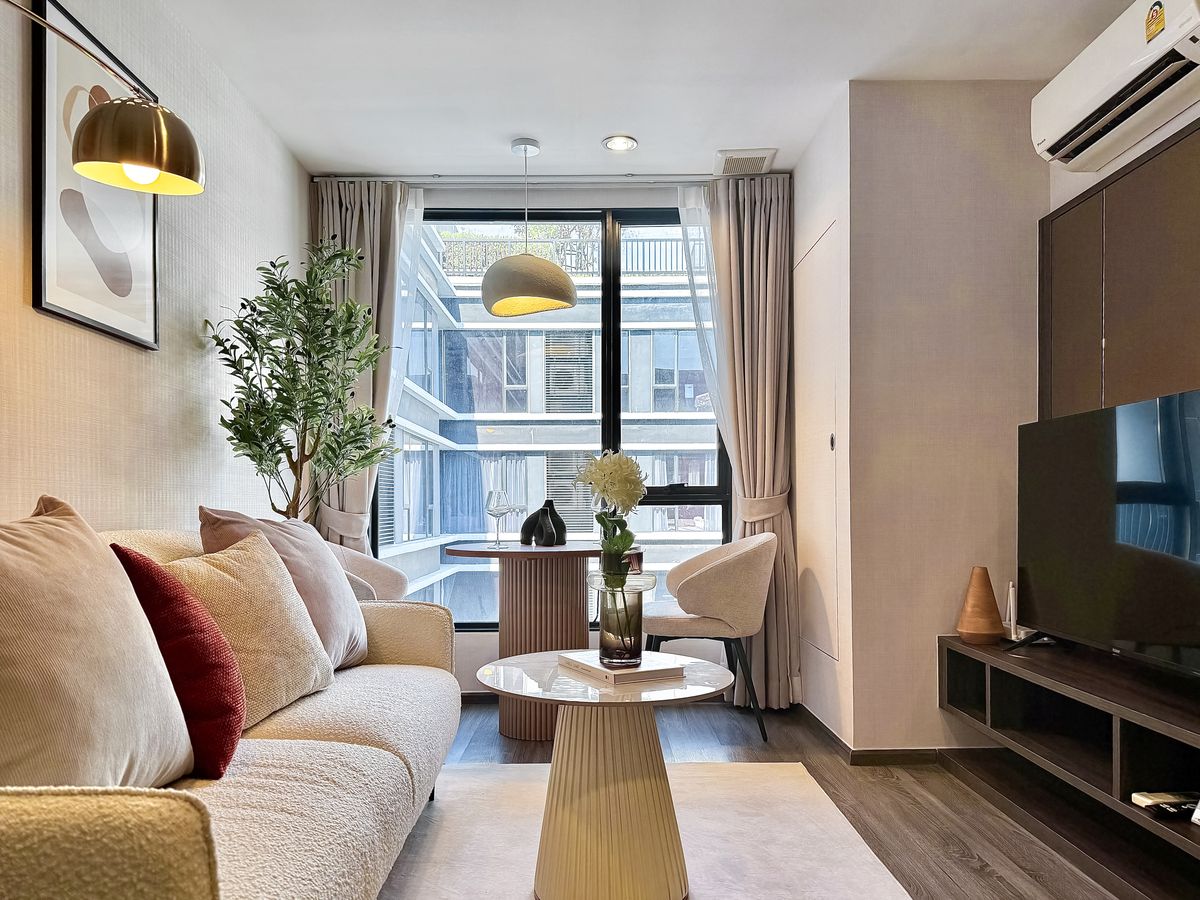 For RentCondoSukhumvit, Asoke, Thonglor : 🔥Urgent Rental🔥 Ideo Mobi Sukhumvit 40, pool view, beautiful room, luxuriously decorated, fully furnished, ready to move in immediately.