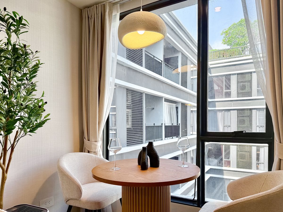 For RentCondoSukhumvit, Asoke, Thonglor : 🔥Urgent Rental🔥 Ideo Mobi Sukhumvit 40, pool view, beautiful room, luxuriously decorated, fully furnished, ready to move in immediately.