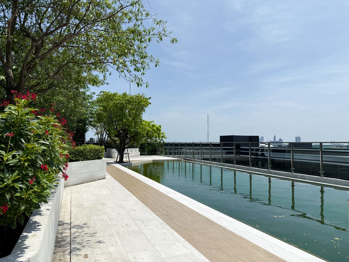 For RentCondoSukhumvit, Asoke, Thonglor : 🔥Urgent Rental🔥 Ideo Mobi Sukhumvit 40, pool view, beautiful room, luxuriously decorated, fully furnished, ready to move in immediately.