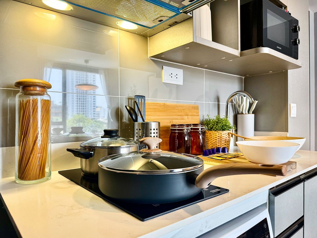 For RentCondoSukhumvit, Asoke, Thonglor : 🔥Urgent Rental🔥 Ideo Mobi Sukhumvit 40, pool view, beautiful room, luxuriously decorated, fully furnished, ready to move in immediately.