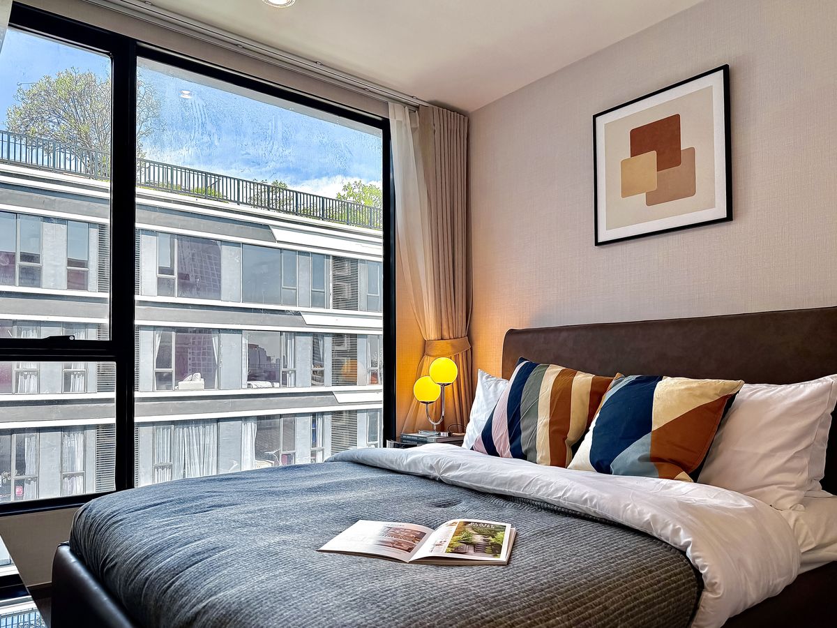 For RentCondoSukhumvit, Asoke, Thonglor : 🔥Urgent Rental🔥 Ideo Mobi Sukhumvit 40, pool view, beautiful room, luxuriously decorated, fully furnished, ready to move in immediately.