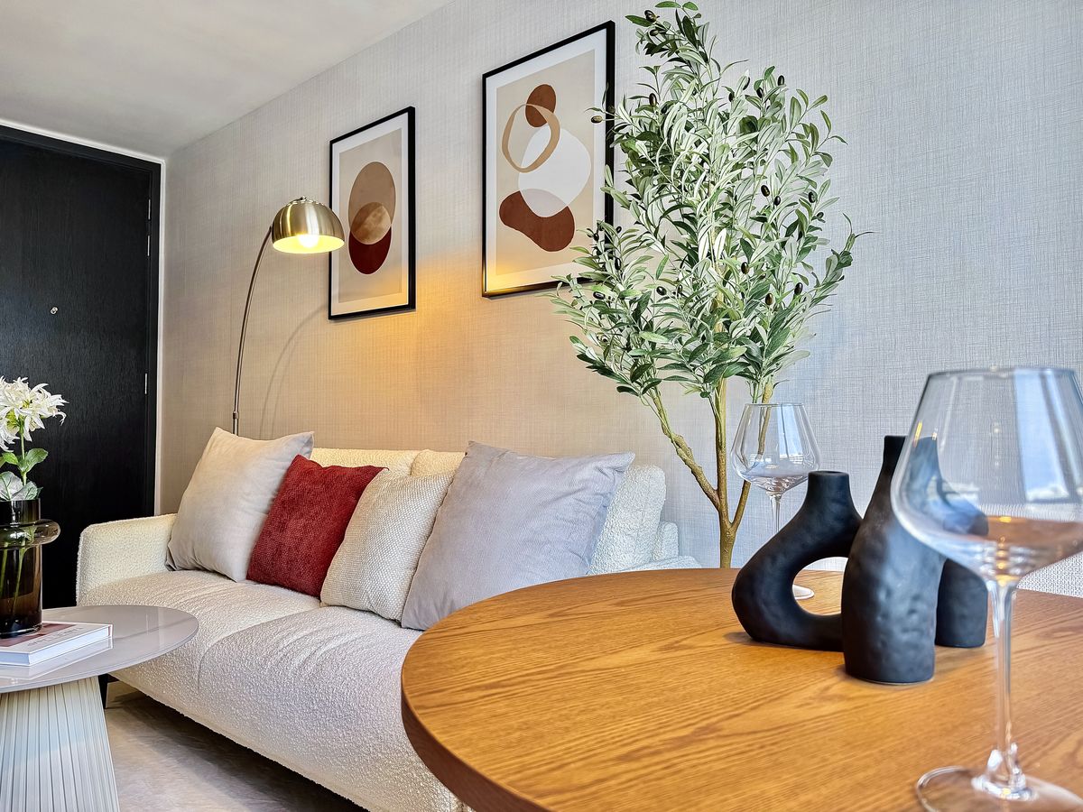 For RentCondoSukhumvit, Asoke, Thonglor : 🔥Urgent Rental🔥 Ideo Mobi Sukhumvit 40, pool view, beautiful room, luxuriously decorated, fully furnished, ready to move in immediately.