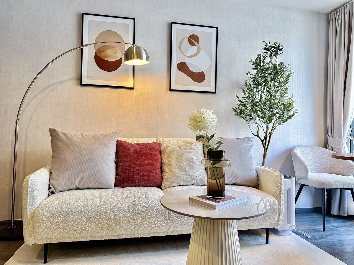 For RentCondoSukhumvit, Asoke, Thonglor : 🔥Urgent Rental🔥 Ideo Mobi Sukhumvit 40, pool view, beautiful room, luxuriously decorated, fully furnished, ready to move in immediately.