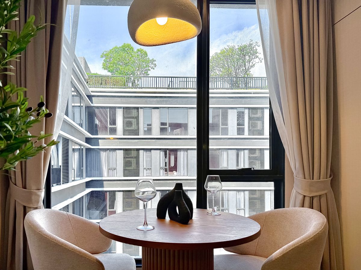 For RentCondoSukhumvit, Asoke, Thonglor : 🔥Urgent Rental🔥 Ideo Mobi Sukhumvit 40, pool view, beautiful room, luxuriously decorated, fully furnished, ready to move in immediately.