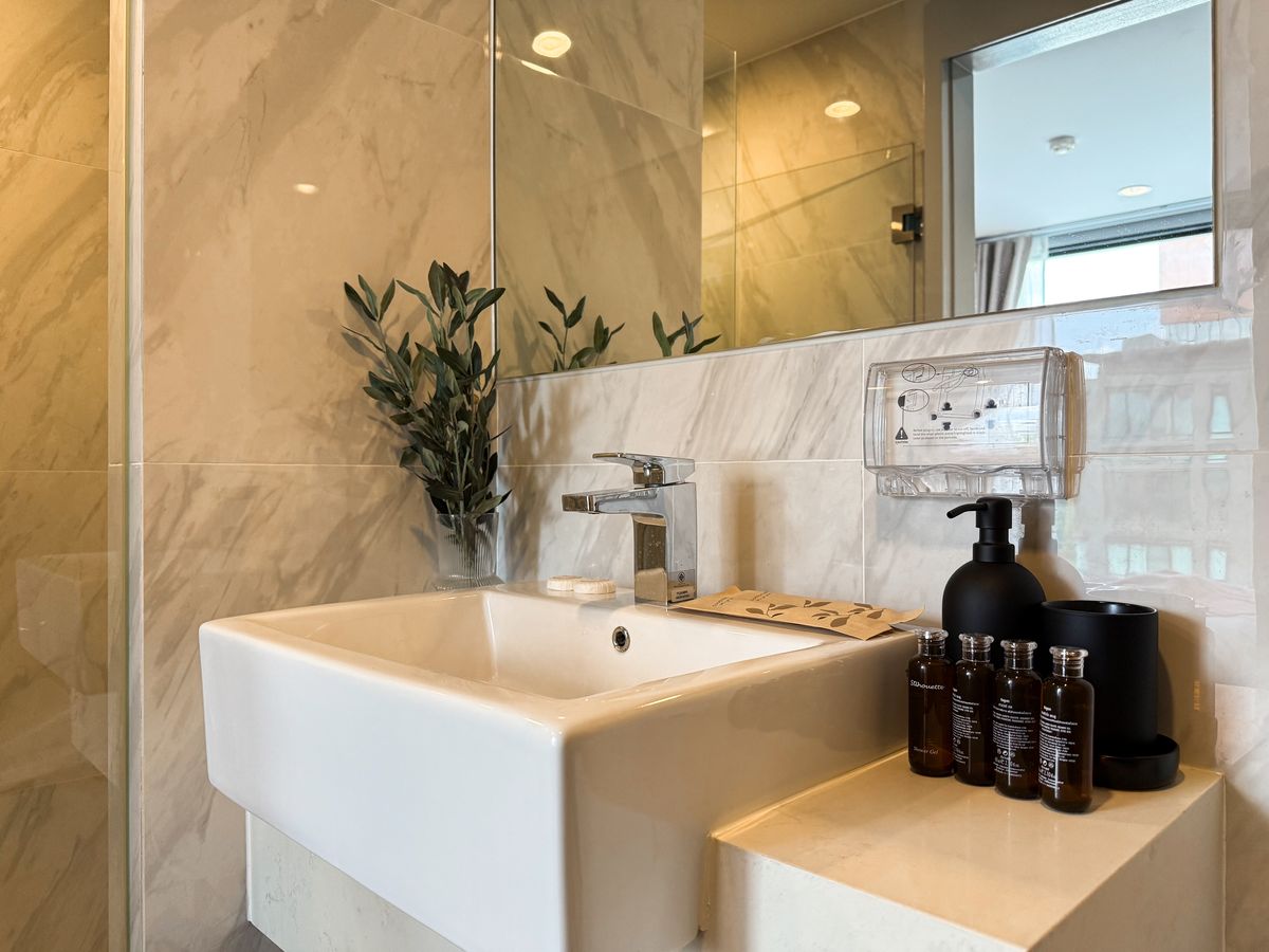 For RentCondoSukhumvit, Asoke, Thonglor : 🔥Urgent Rental🔥 Ideo Mobi Sukhumvit 40, pool view, beautiful room, luxuriously decorated, fully furnished, ready to move in immediately.