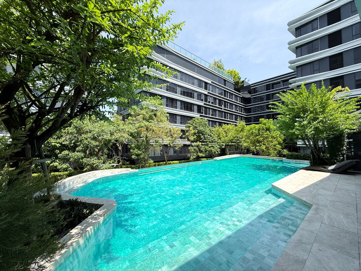 For RentCondoSukhumvit, Asoke, Thonglor : 🔥Urgent Rental🔥 Ideo Mobi Sukhumvit 40, pool view, beautiful room, luxuriously decorated, fully furnished, ready to move in immediately.