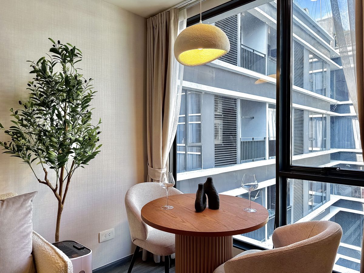 For RentCondoSukhumvit, Asoke, Thonglor : 🔥Urgent Rental🔥 Ideo Mobi Sukhumvit 40, pool view, beautiful room, luxuriously decorated, fully furnished, ready to move in immediately.