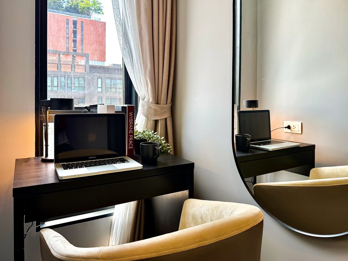 For RentCondoSukhumvit, Asoke, Thonglor : 🔥Urgent Rental🔥 Ideo Mobi Sukhumvit 40, pool view, beautiful room, luxuriously decorated, fully furnished, ready to move in immediately.