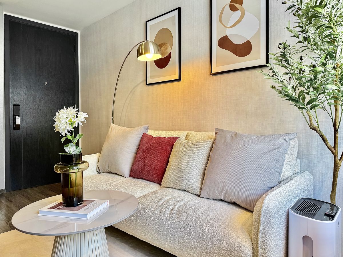 For RentCondoSukhumvit, Asoke, Thonglor : 🔥Urgent Rental🔥 Ideo Mobi Sukhumvit 40, pool view, beautiful room, luxuriously decorated, fully furnished, ready to move in immediately.