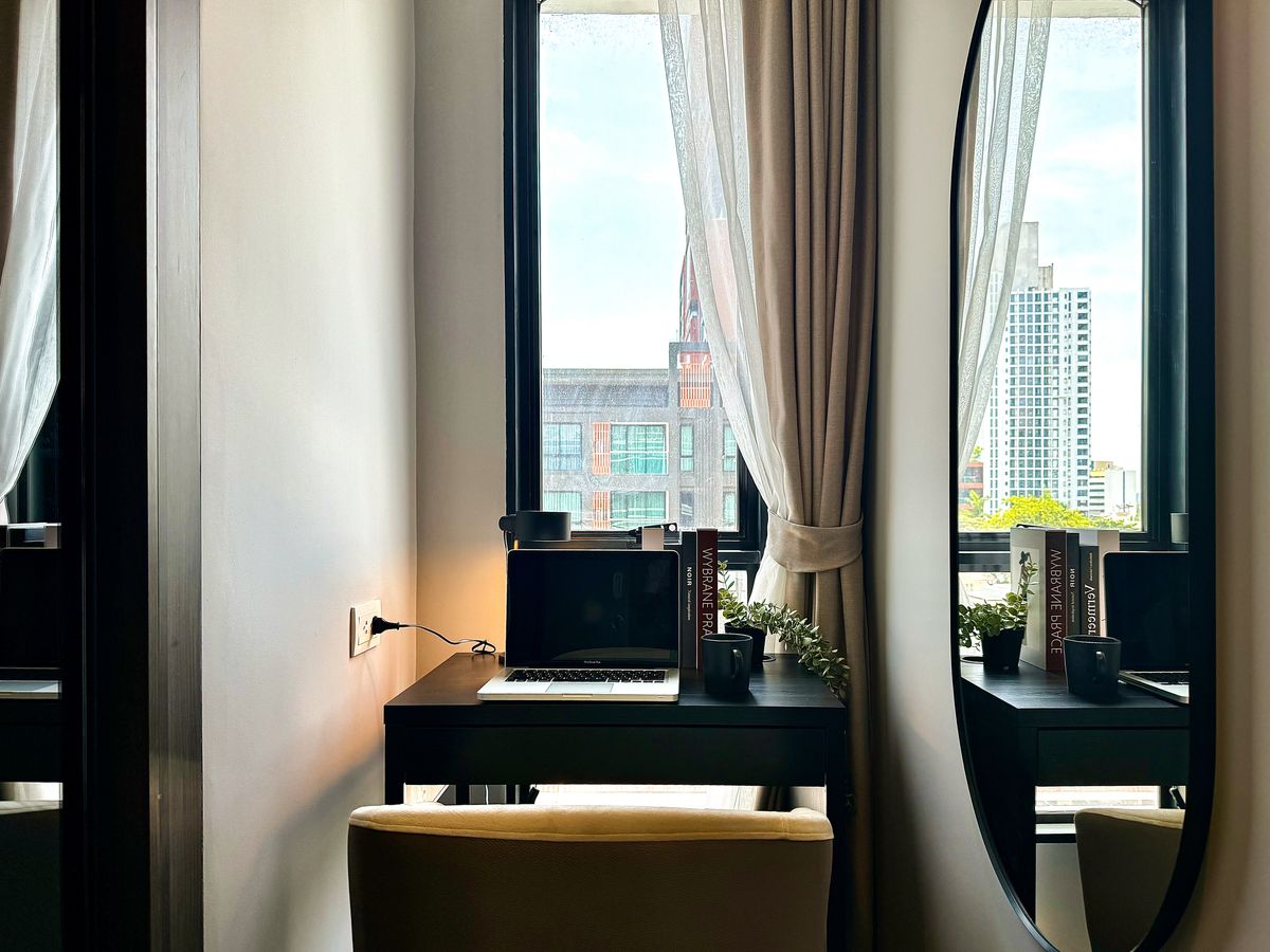 For RentCondoSukhumvit, Asoke, Thonglor : 🔥Urgent Rental🔥 Ideo Mobi Sukhumvit 40, pool view, beautiful room, luxuriously decorated, fully furnished, ready to move in immediately.