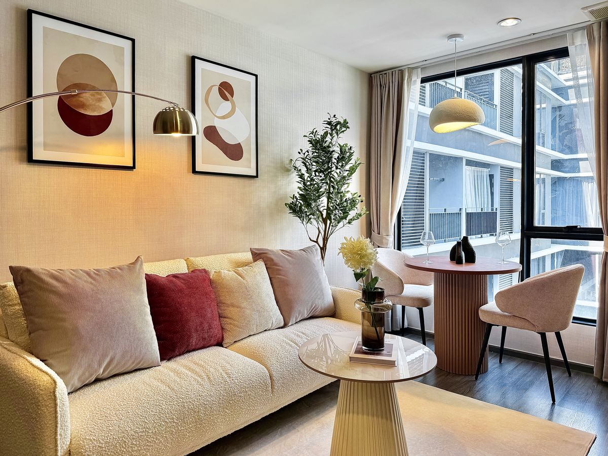 For RentCondoSukhumvit, Asoke, Thonglor : 🔥Urgent Rental🔥 Ideo Mobi Sukhumvit 40, pool view, beautiful room, luxuriously decorated, fully furnished, ready to move in immediately.