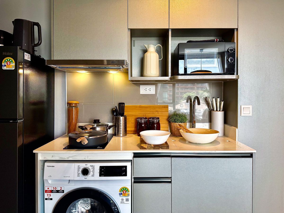 For RentCondoSukhumvit, Asoke, Thonglor : 🔥Urgent Rental🔥 Ideo Mobi Sukhumvit 40, pool view, beautiful room, luxuriously decorated, fully furnished, ready to move in immediately.