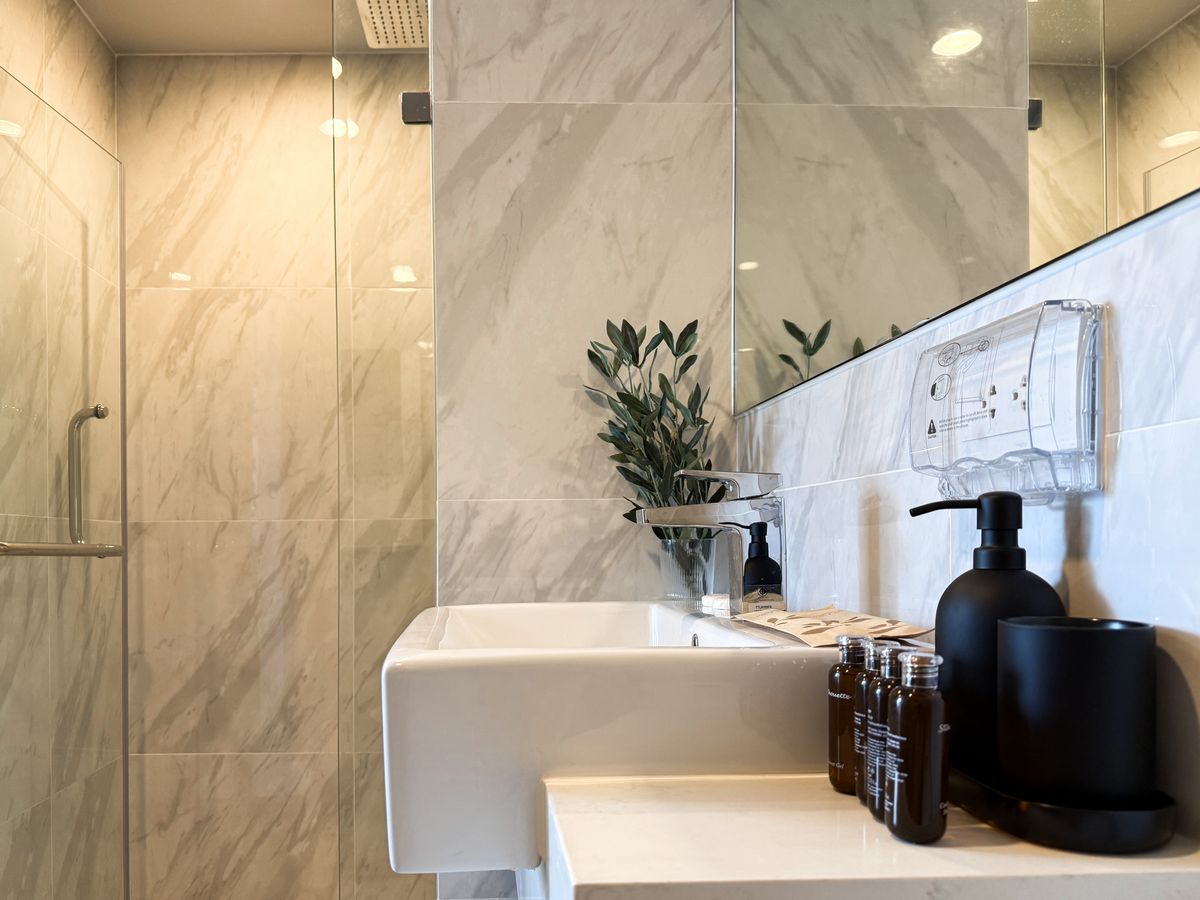 For RentCondoSukhumvit, Asoke, Thonglor : 🔥Urgent Rental🔥 Ideo Mobi Sukhumvit 40, pool view, beautiful room, luxuriously decorated, fully furnished, ready to move in immediately.