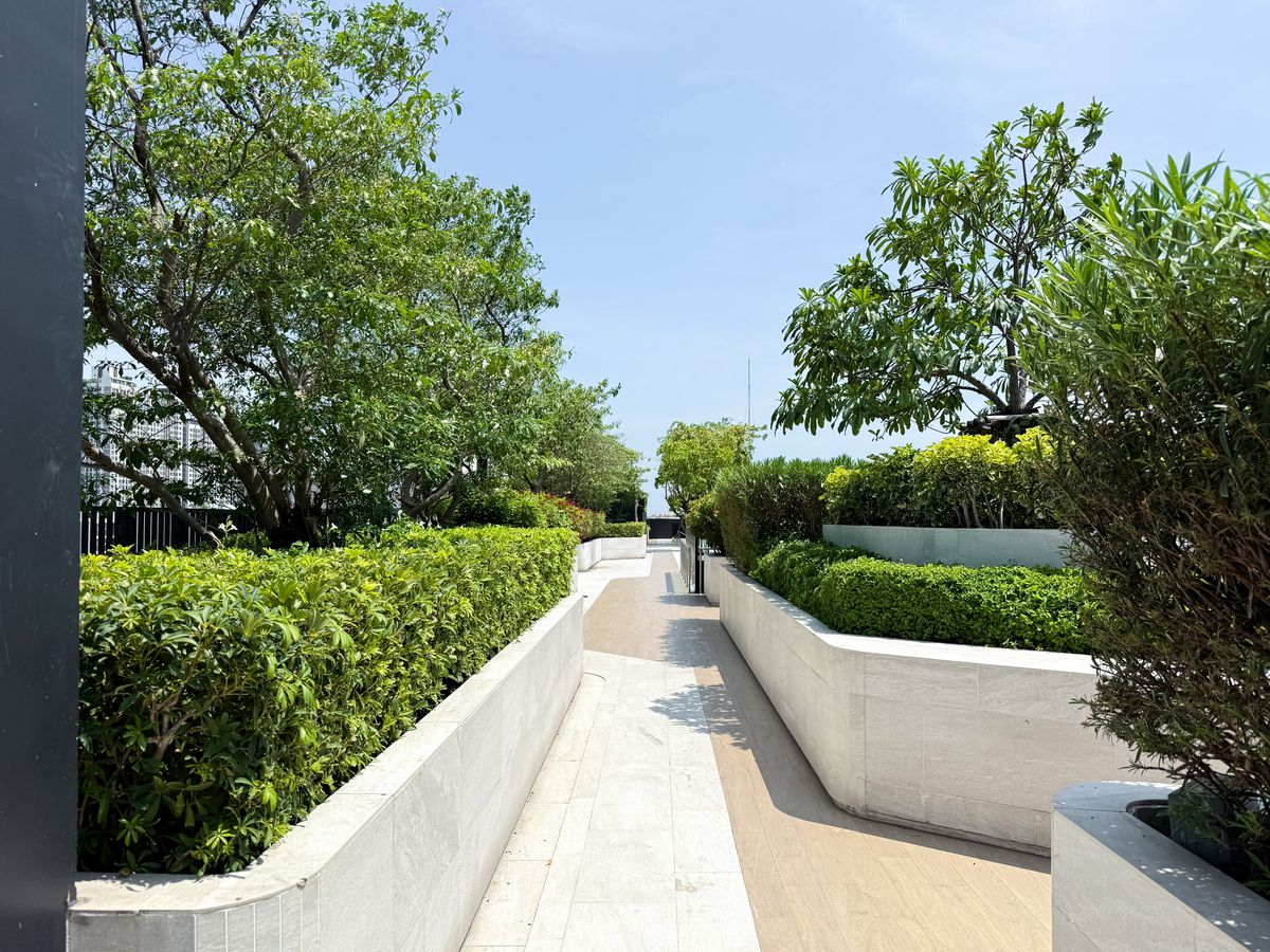 For RentCondoSukhumvit, Asoke, Thonglor : 🔥Urgent Rental🔥 Ideo Mobi Sukhumvit 40, pool view, beautiful room, luxuriously decorated, fully furnished, ready to move in immediately.