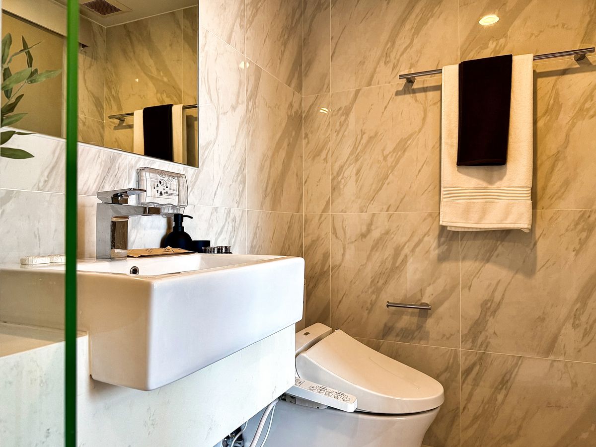 For RentCondoSukhumvit, Asoke, Thonglor : 🔥Urgent Rental🔥 Ideo Mobi Sukhumvit 40, pool view, beautiful room, luxuriously decorated, fully furnished, ready to move in immediately.