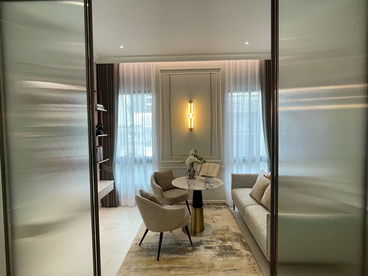 For SaleHouseSukhumvit, Asoke, Thonglor : Lavista Prestige Village Ekkamai 10, 4 -bedroom sample house for sale with every private elevator. The atmosphere is quiet in the heart of Ekkamai.