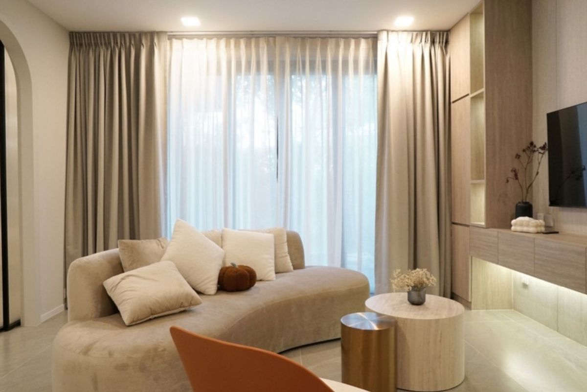 For SaleHousePattanakan, Srinakarin : Vive Krungthep Kreetha: A large decorated house, a location near the international school.