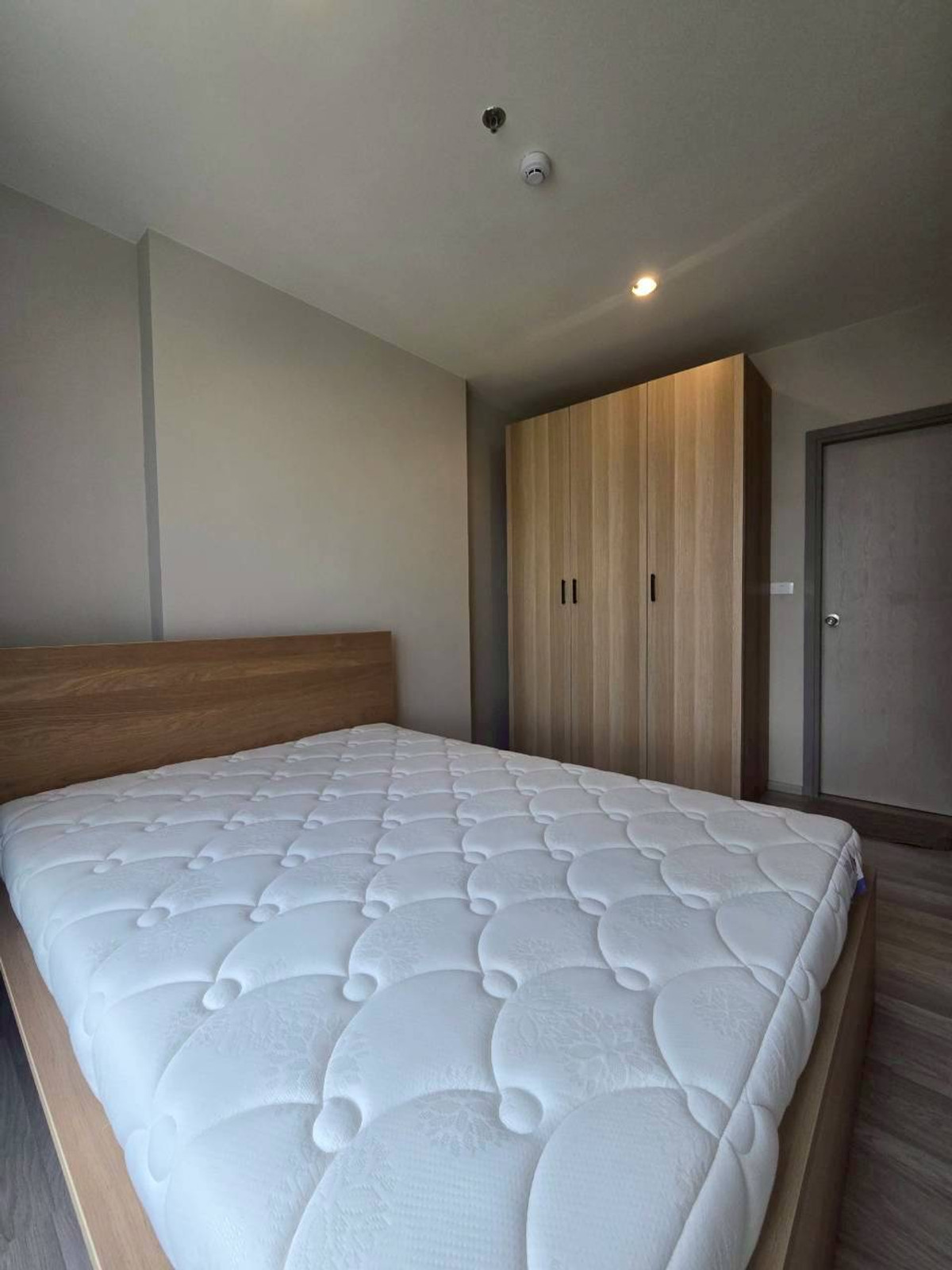 For RentCondoBangna, Bearing, Lasalle : 🌟New⭐ New Room for RENT Condo 1 Bedroom ❤ Ideo Mobi Sukhumvit EastPoint 42 sqm. List near the electric train 📍 42 sqm. 📍1 Bedroom 1 bathroom 📍 High floor view pool ✅ Furniture list ✅ Fully Furnished 5 -foot bed / mattress - bedside table - LED DIG