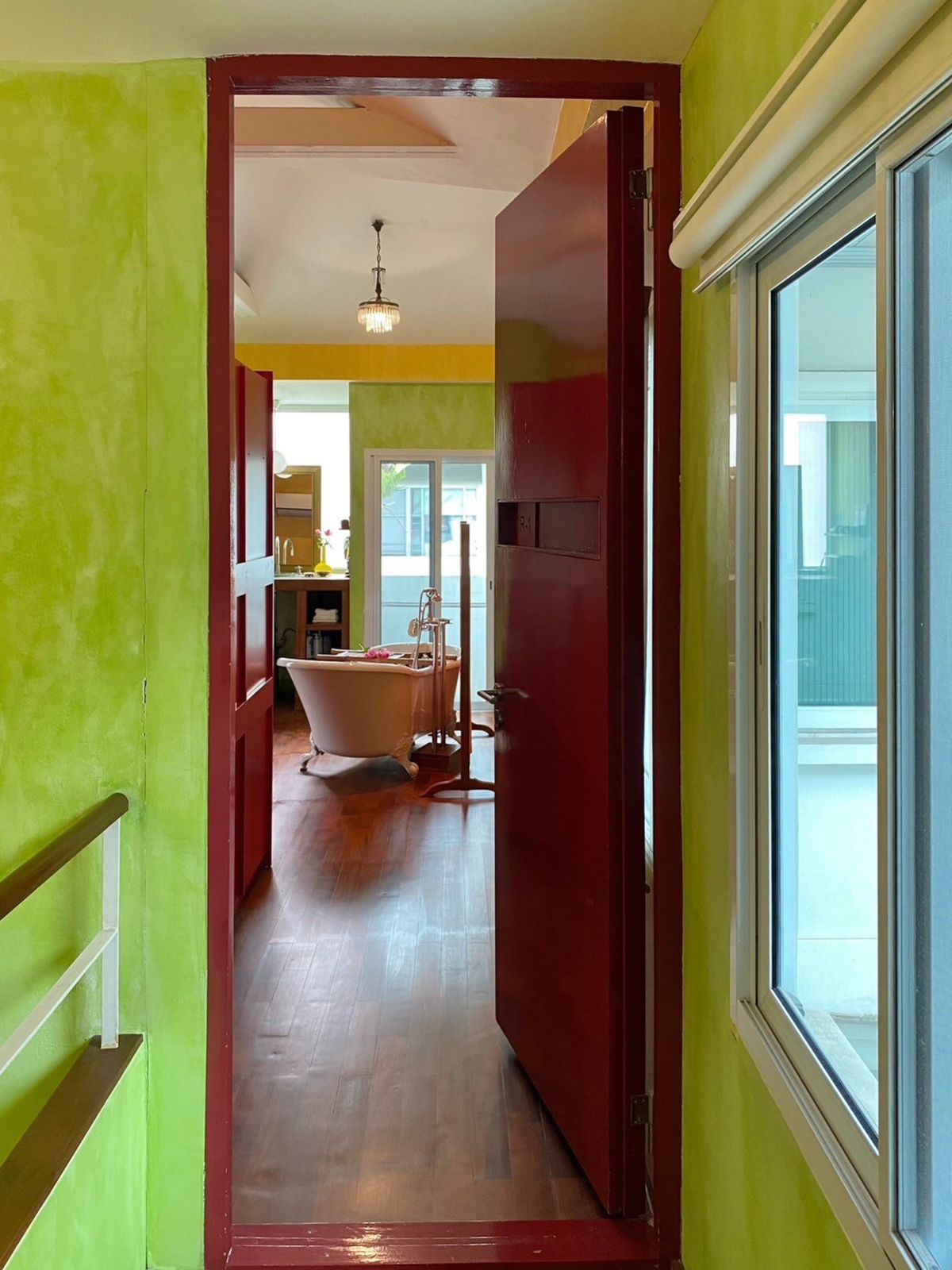 ขายบ้านเลียบทางด่วนรามอินทรา : (ขาย) Noble Tara Town in Town Zone B 25,000,000 บาท มีสระว่ายน้ำ ติดต่อ 0838824256 