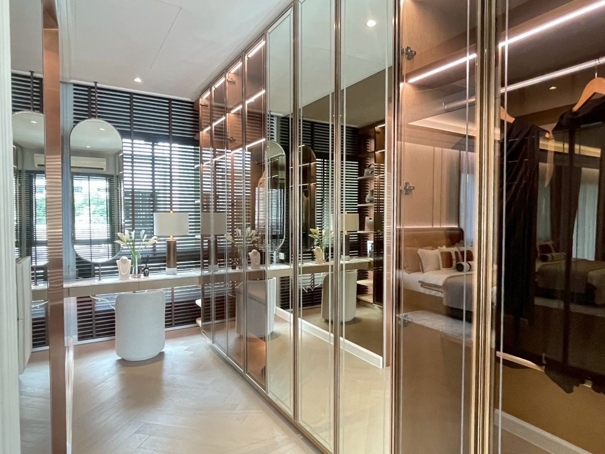 For SaleHouseSukhumvit, Asoke, Thonglor : Lavista Prestige Village Ekkamai 10, 4 -bedroom sample house for sale with every private elevator. The atmosphere is quiet in the heart of Ekkamai.