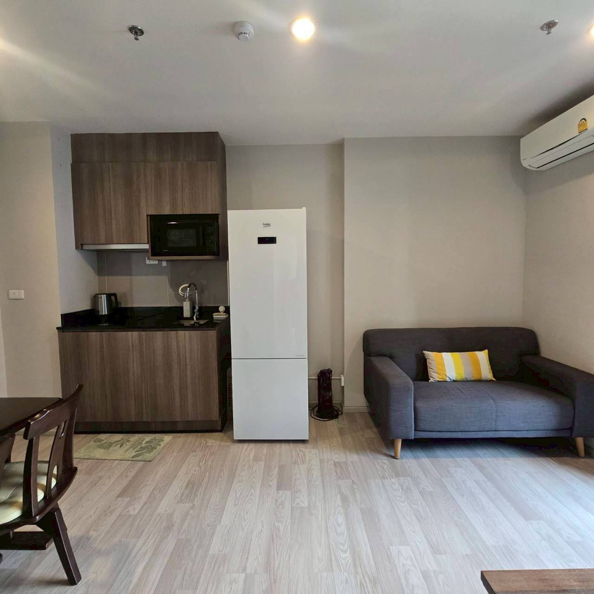 ให้เช่าคอนโดบางนา แบริ่ง ลาซาล : 🌟NEW⭐ห้องใหม่ FOR RENT คอนโด 1 BEDROOM ❤ Ideo Mobi Sukhumvit Eastpoint 36 ตรม.  ชั้นสูง  ใกล้รถไฟฟ้า 📍 พื้นที่ 36 ตรม. 📍1 ห้องนอน 1 ห้องน้ำ 📍ชั้นสูง วิวสระว่ายน้ำ ✅รายการเฟอร์นิเจอร์ ✅ Fully furnished  เตียง 5 ฟุต / ฟูกที่นอน - โต๊ะข้างเตียง - LED Dig
