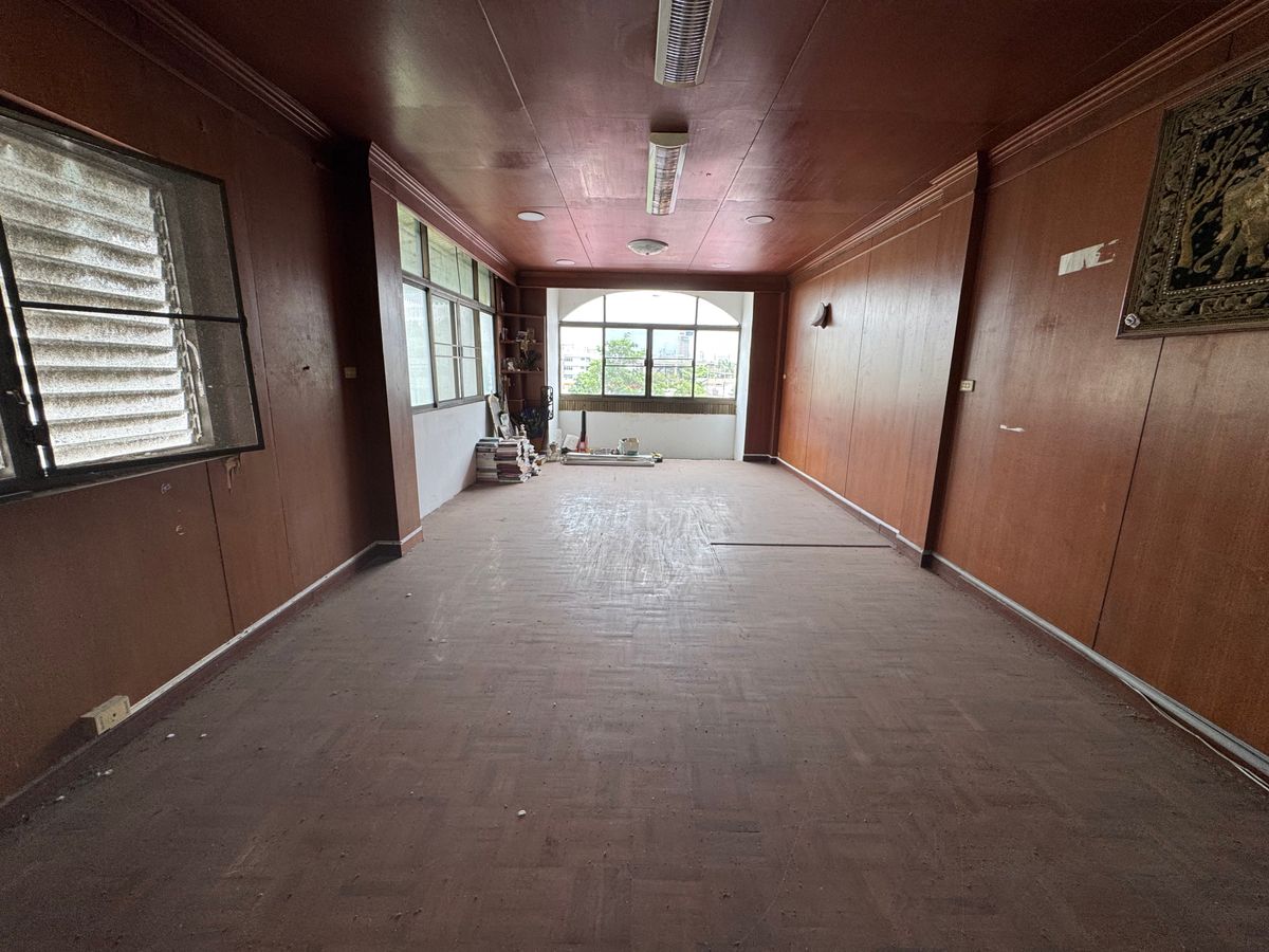 Shop HouseKasetsart, Ratchayothin : Commercial building for sale, office building Good location, near Vibhavadi Road, only 120 meters in Soi Vibhavadi 42