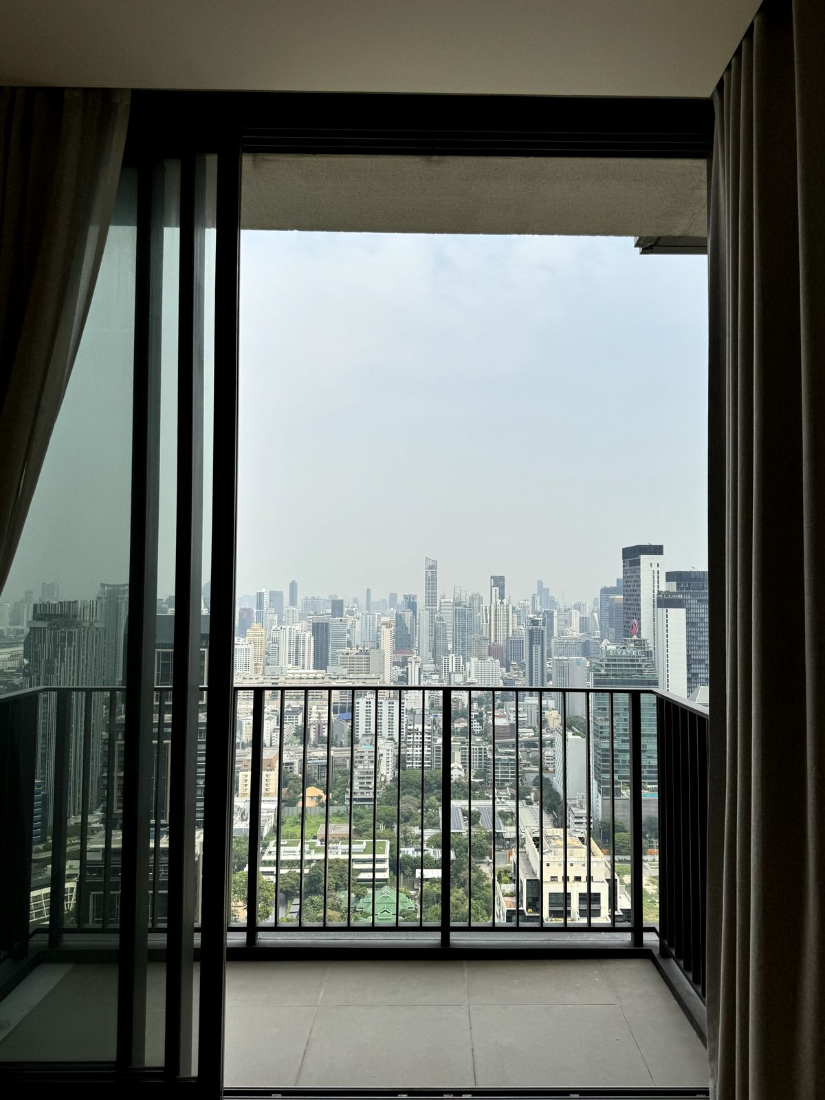For SaleCondoWitthayu, Chidlom, Langsuan, Ploenchit : Sell ​​28 Chidlom 2 BED 72.81 sqm. Corner room, Chidlom Road, Mueang Lumpini, 40th floor in the best position. The owner sells by himself, the name of the title deed.
