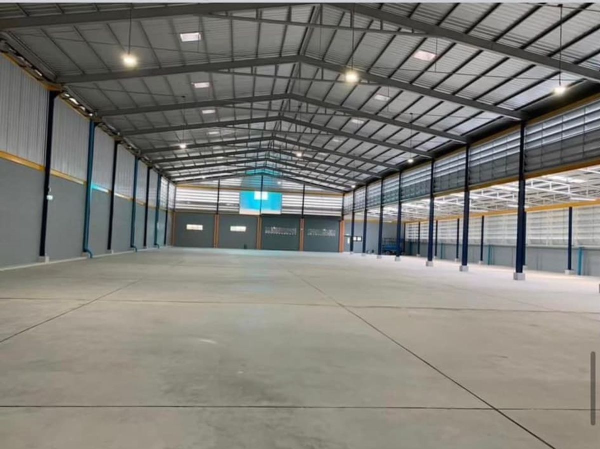 For RentWarehouseSamut Prakan,Samrong : For Rent: 📦 Large Warehouse, 📐️Land Area 1-1-82 Rai, 1,870 sq.m📍 Thepharak Road (only 500m from the main road), 🚝 near BTS Samrong, with Building Permit