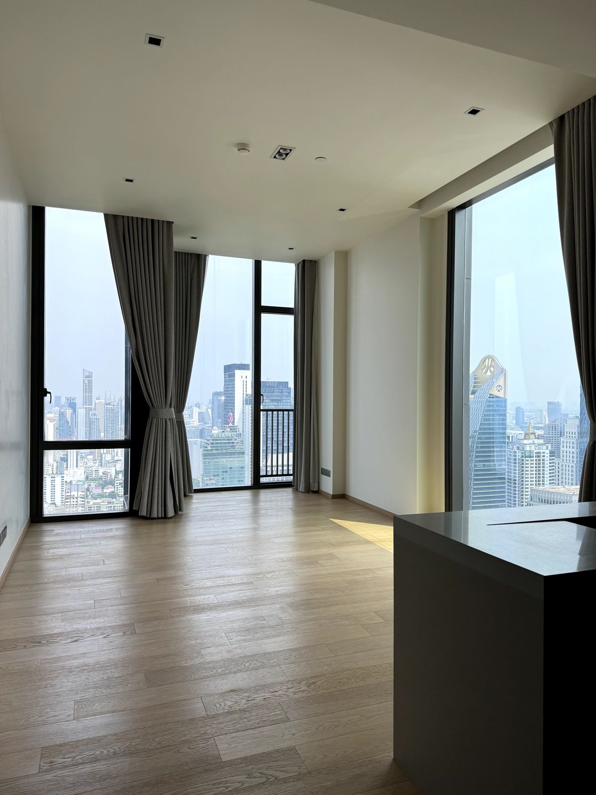 For SaleCondoWitthayu, Chidlom, Langsuan, Ploenchit : Sell ​​28 Chidlom 2 BED 72.81 sqm. Corner room, Chidlom Road, Mueang Lumpini, 40th floor in the best position. The owner sells by himself, the name of the title deed.
