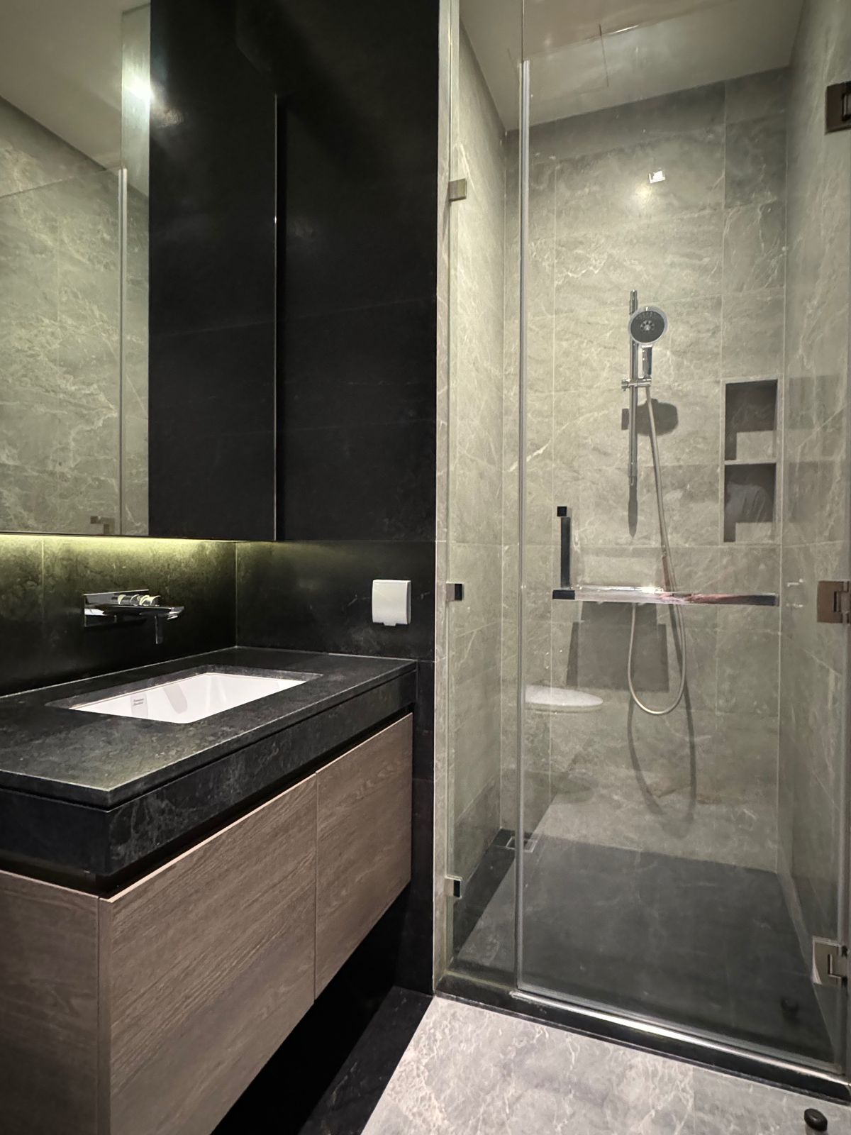 For SaleCondoWitthayu, Chidlom, Langsuan, Ploenchit : Sell ​​28 Chidlom 2 BED 72.81 sqm. Corner room, Chidlom Road, Mueang Lumpini, 40th floor in the best position. The owner sells by himself, the name of the title deed.