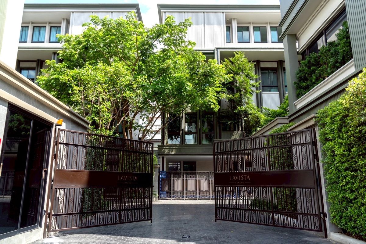 For SaleHouseSukhumvit, Asoke, Thonglor : Lavista Prestige Village Ekkamai 10, 4 -bedroom sample house for sale with every private elevator. The atmosphere is quiet in the heart of Ekkamai.
