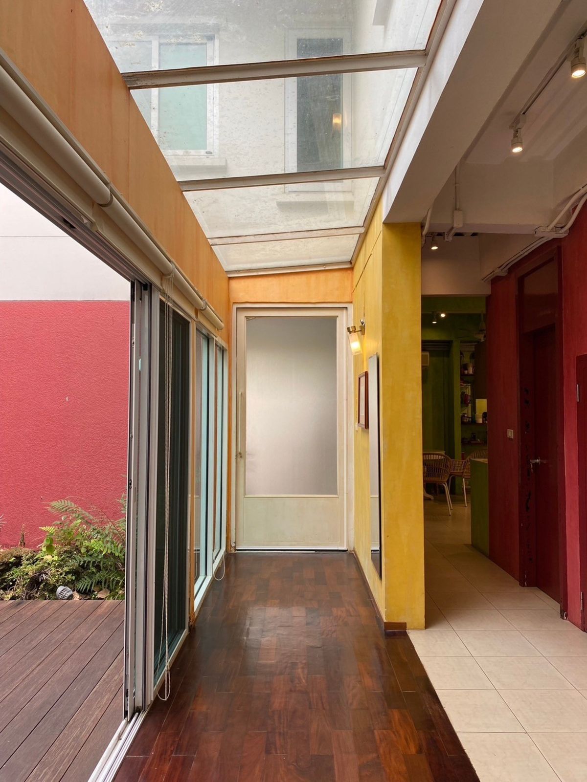 ขายบ้านเลียบทางด่วนรามอินทรา : (ขาย) Noble Tara Town in Town Zone B 25,000,000 บาท มีสระว่ายน้ำ ติดต่อ 0838824256 