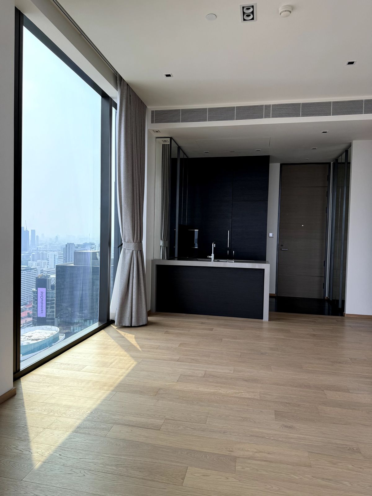 For SaleCondoWitthayu, Chidlom, Langsuan, Ploenchit : Sell ​​28 Chidlom 2 BED 72.81 sqm. Corner room, Chidlom Road, Mueang Lumpini, 40th floor in the best position. The owner sells by himself, the name of the title deed.
